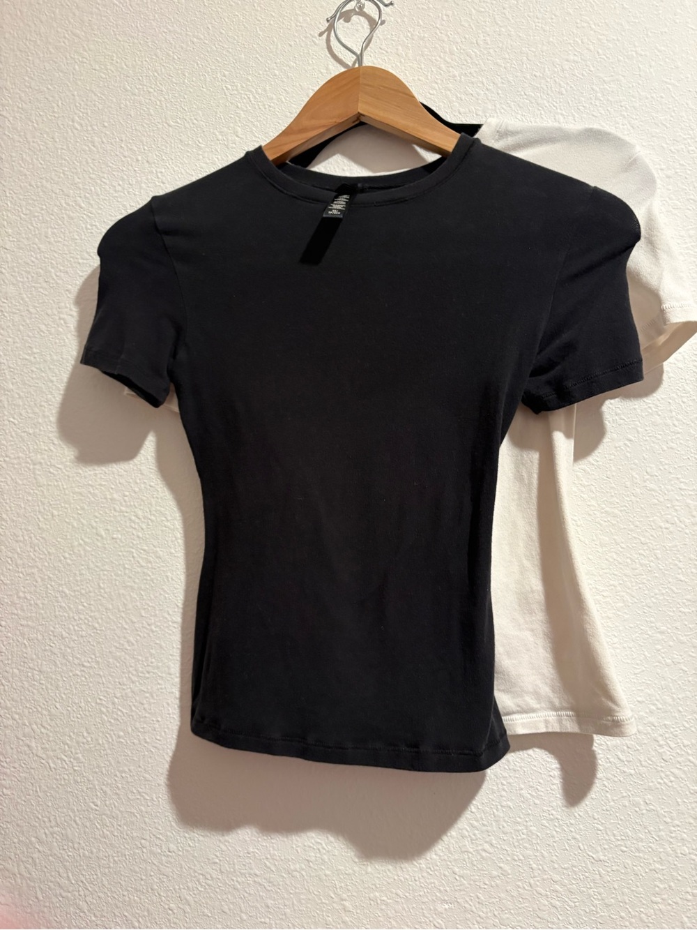 SKIMS set of 2 cotton stretch tees. Black size XS/white size S GUC! - Picture 7 of 12
